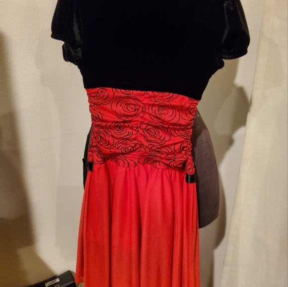 Black and Red Dress - Picture 2 of 3